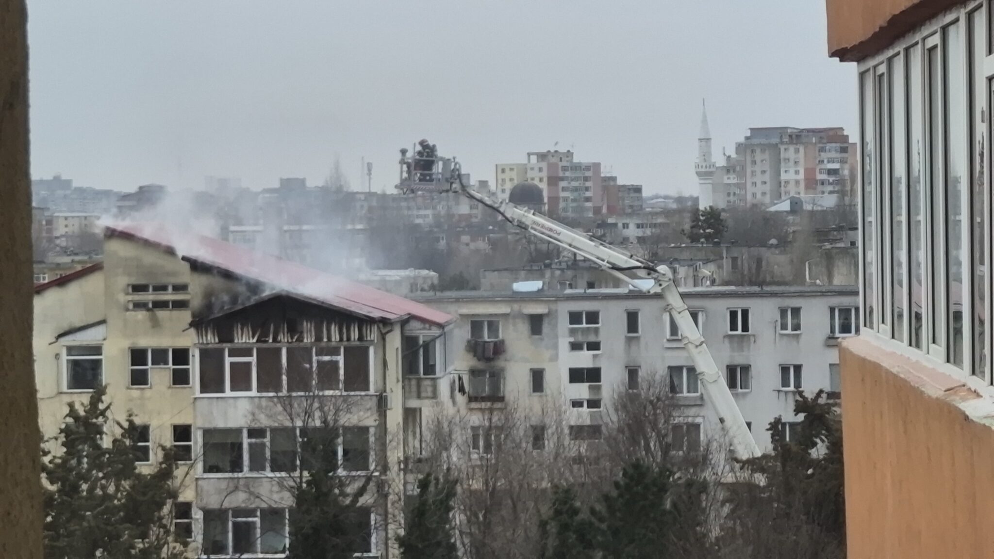 FOTO VIDEO Incendiu la mansanda unui bloc cu 4 etaje de pe strada Horia Agarici, județul Constanța / 25 de persoane evacuate UPDATE WhatsApp Image 2025 03 01 at 15.29.26