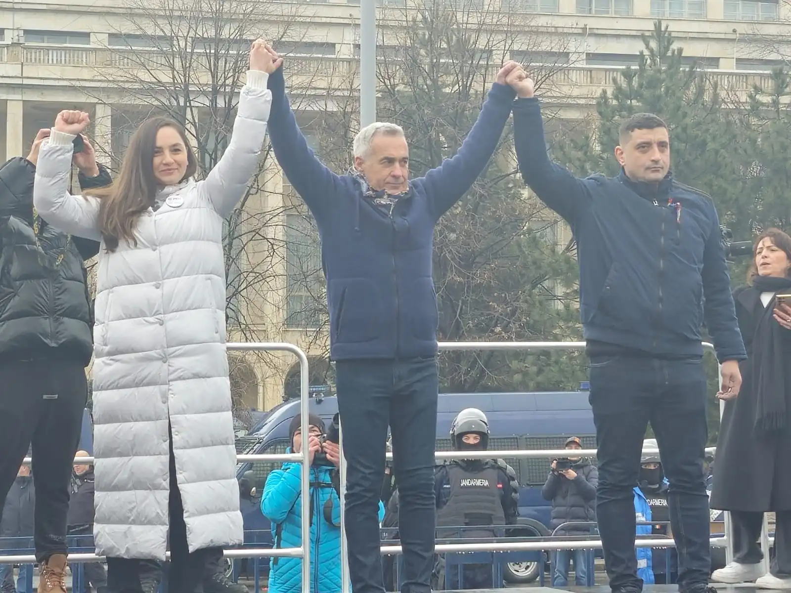 Protest AUR în Piața Victoriei. Îmbrânceli cu jandarmeria și o horă după discursul lui Călin Georgescu WhatsApp Image 2025 03 01 at 15.52.10