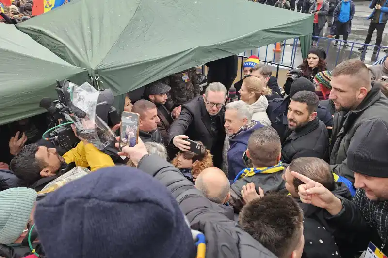 Protest AUR în Piața Victoriei. Îmbrânceli cu jandarmeria și o horă după discursul lui Călin Georgescu WhatsApp Image 2025 03 01 at 17.07.27