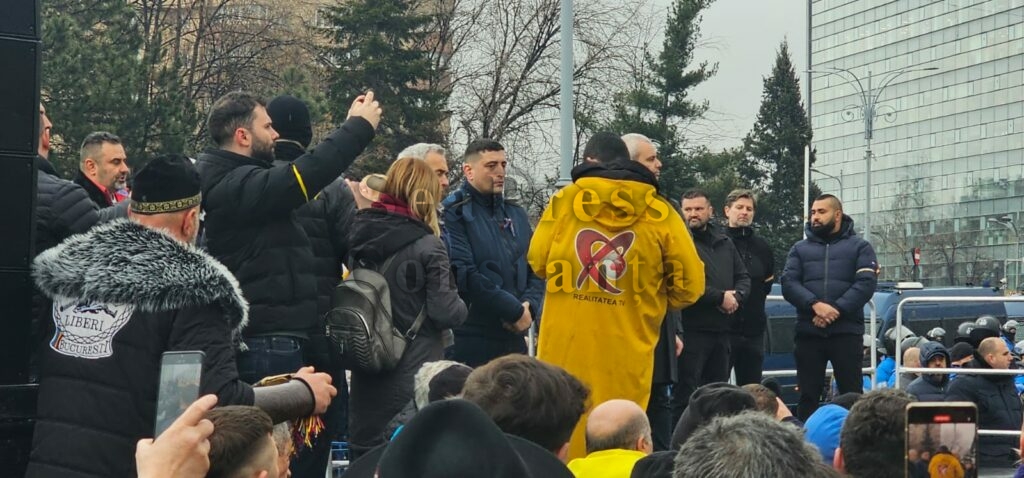 FOTO VIDEO Constănțenii, prezenți la protestul AUR de susținere pentru Călin Georgescu și împotriva lui Ciolacu UPDATE WhatsApp Image 2025 03 01 at 19.56.08 1 1