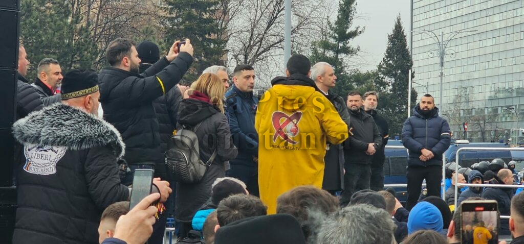 FOTO VIDEO Constănțenii, prezenți la protestul AUR de susținere pentru Călin Georgescu și împotriva lui Ciolacu UPDATE WhatsApp Image 2025 03 01 at 19.56.08 5