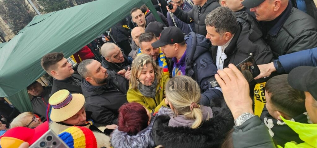 FOTO VIDEO Constănțenii, prezenți la protestul AUR de susținere pentru Călin Georgescu și împotriva lui Ciolacu UPDATE WhatsApp Image 2025 03 01 at 20.02.55