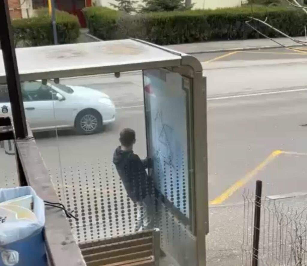 VIDEO ȘOC: Un tânăr se masturbează cu panoul din stația de autobuz, în Constanța / Educația sexuală este necesară WhatsApp Image 2025 03 03 at 21.18.31 1 e1741031930405