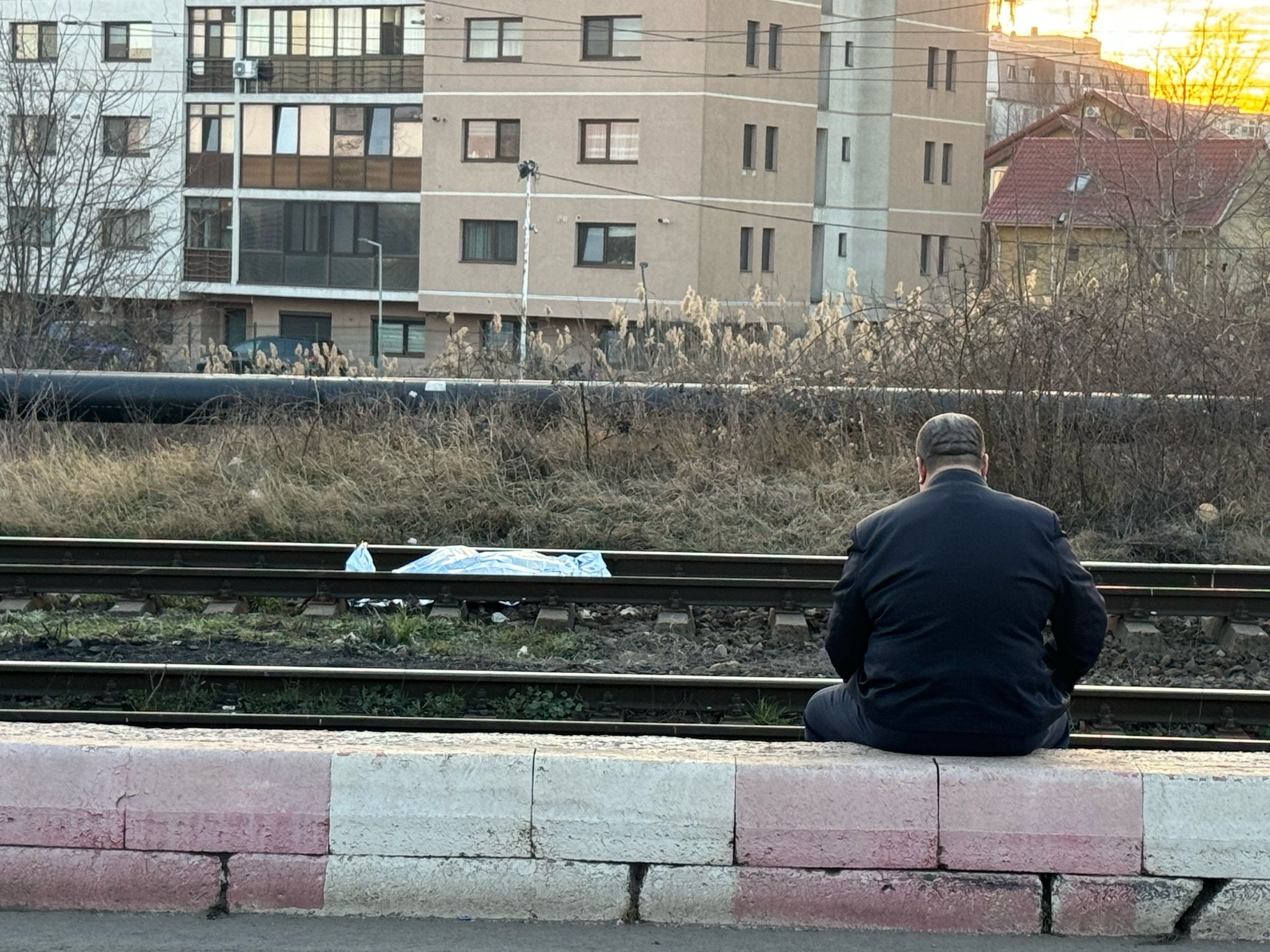 FOTO VIDEO O femeie a decis să își pună capăt zilelor și s-a aruncat în fața trenului, în Poarta 6 WhatsApp Image 2025 03 07 at 17.53.00