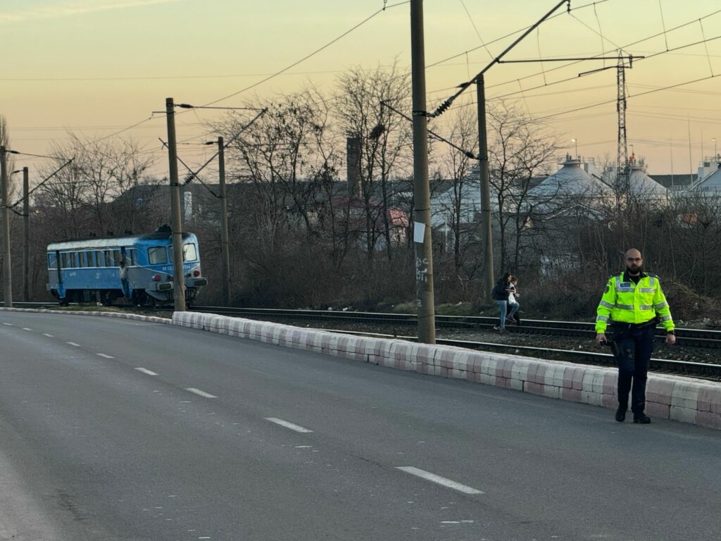 FOTO VIDEO O femeie a decis să își pună capăt zilelor și s-a aruncat în fața trenului, în Poarta 6 2 FOTO VIDEO O femeie a decis să își pună capăt zilelor și s-a aruncat în fața trenului, în Poarta 6 WhatsApp Image 2025 03 07 at 17.54.48