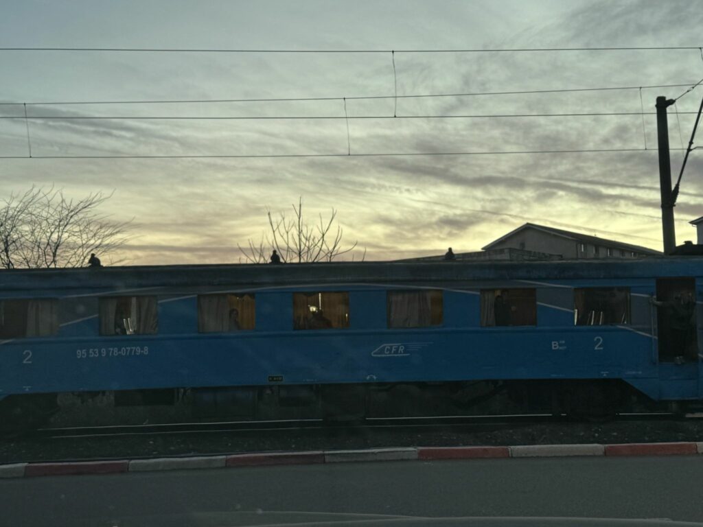 FOTO VIDEO O femeie a decis să își pună capăt zilelor și s-a aruncat în fața trenului, în Poarta 6 8 FOTO VIDEO O femeie a decis să își pună capăt zilelor și s-a aruncat în fața trenului, în Poarta 6 WhatsApp Image 2025 03 07 at 18.11.07