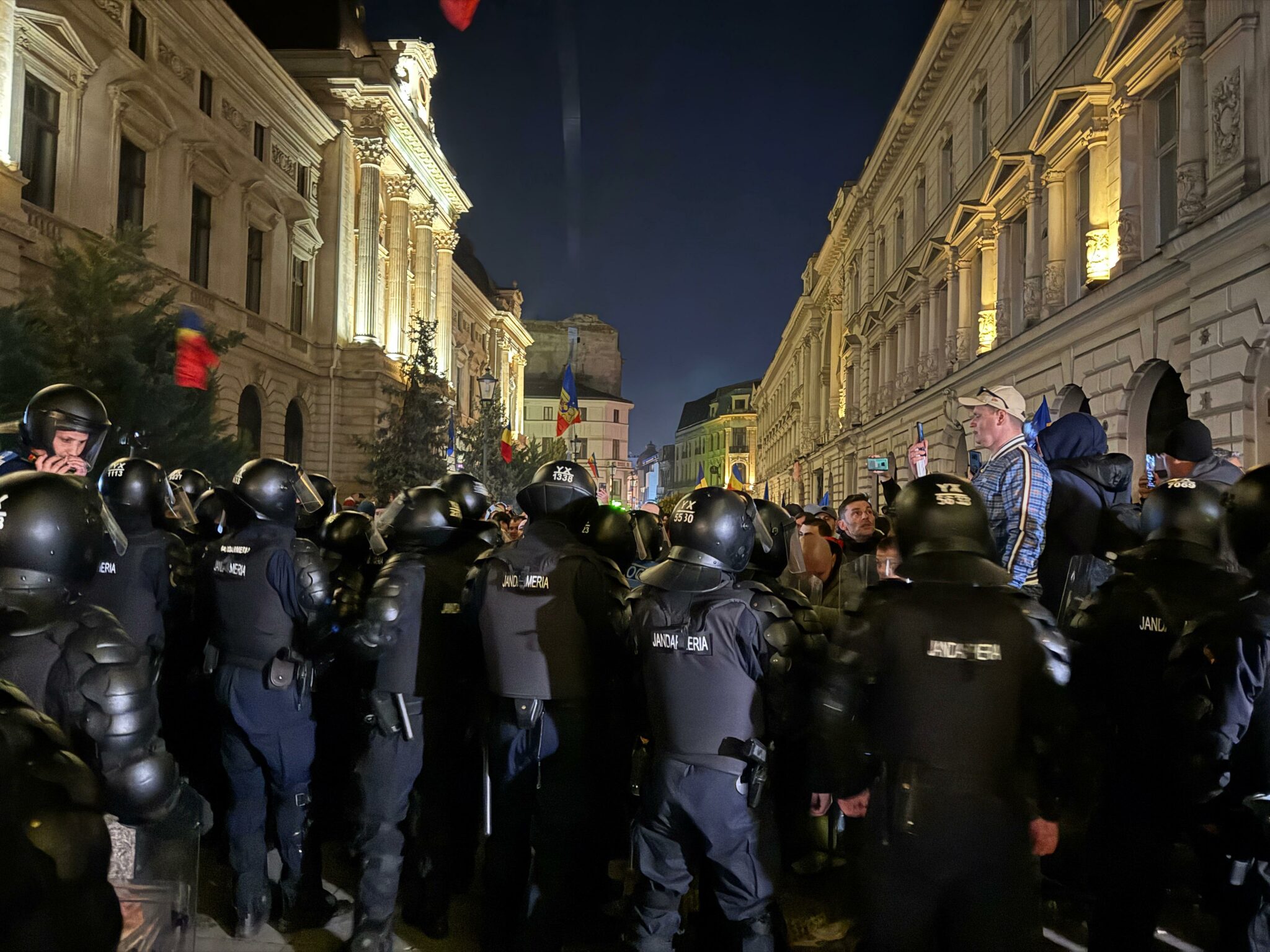 FOTO VIDEO Tensiuni mari în fața BEC după respingerea candidaturii lui Georgescu / Simpatizanții lui Georgescu au îmbrâncit jandarmii WhatsApp Image 2025 03 09 at 22.01.54