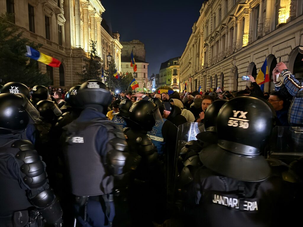 FOTO VIDEO Tensiuni mari în fața BEC după respingerea candidaturii lui Georgescu / Simpatizanții lui Georgescu au îmbrâncit jandarmii WhatsApp Image 2025 03 09 at 22.01.54 3