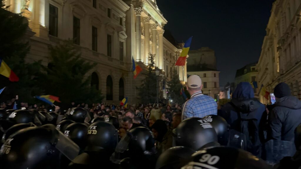 FOTO VIDEO Tensiuni mari în fața BEC după respingerea candidaturii lui Georgescu / Simpatizanții lui Georgescu au îmbrâncit jandarmii WhatsApp Image 2025 03 09 at 22.15.20 1