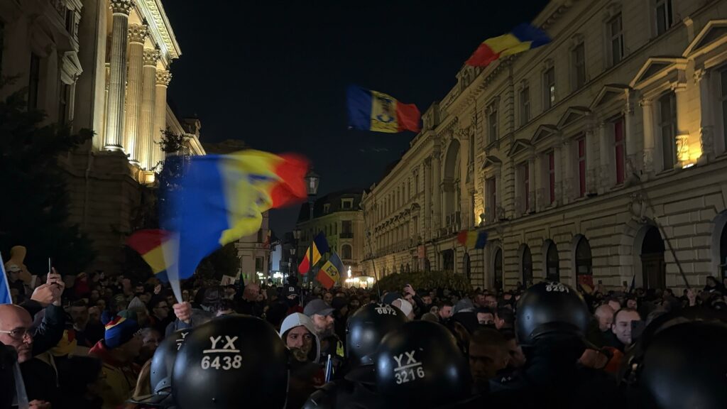 FOTO VIDEO Tensiuni mari în fața BEC după respingerea candidaturii lui Georgescu / Simpatizanții lui Georgescu au îmbrâncit jandarmii WhatsApp Image 2025 03 09 at 22.27.06