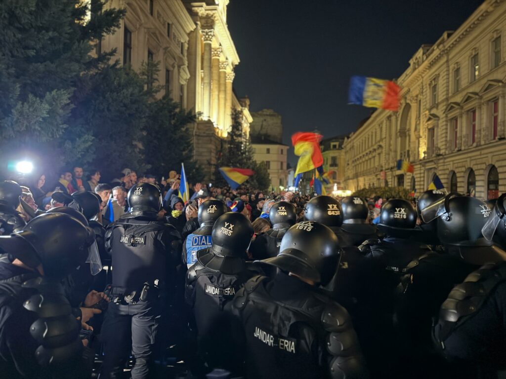 FOTO VIDEO Tensiuni mari în fața BEC după respingerea candidaturii lui Georgescu / Simpatizanții lui Georgescu au îmbrâncit jandarmii WhatsApp Image 2025 03 09 at 22.27.22 1