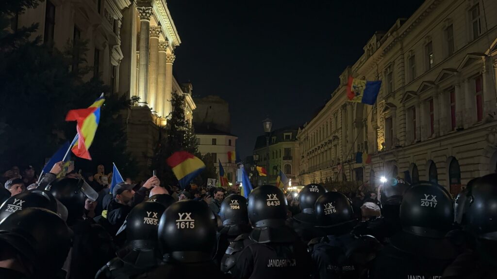 FOTO VIDEO Tensiuni mari în fața BEC după respingerea candidaturii lui Georgescu / Simpatizanții lui Georgescu au îmbrâncit jandarmii WhatsApp Image 2025 03 09 at 22.27.22