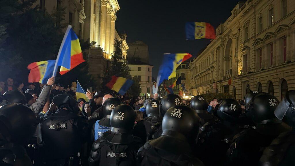 FOTO VIDEO Tensiuni mari în fața BEC după respingerea candidaturii lui Georgescu / Simpatizanții lui Georgescu au îmbrâncit jandarmii WhatsApp Image 2025 03 09 at 22.27.30