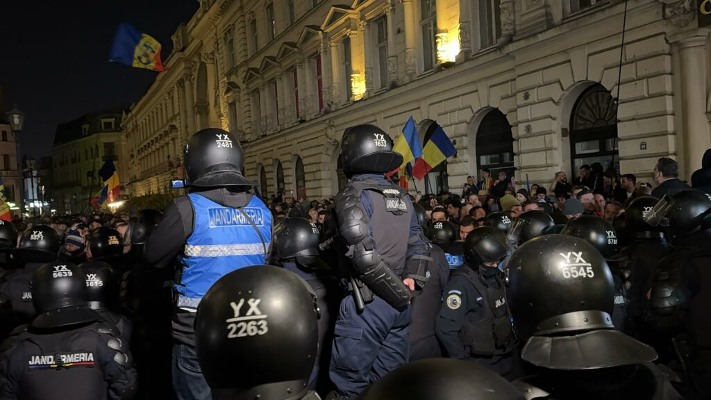 FOTO VIDEO Tensiuni mari în fața BEC după respingerea candidaturii lui Georgescu / Simpatizanții lui Georgescu au îmbrâncit jandarmii WhatsApp Image 2025 03 09 at 22.29.39