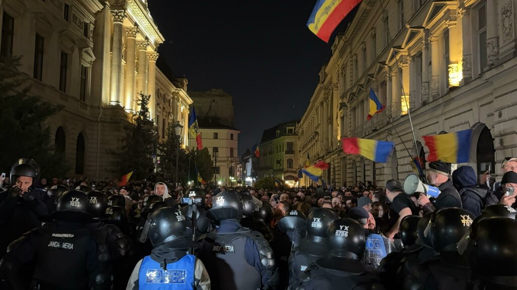 FOTO VIDEO Tensiuni mari în fața BEC după respingerea candidaturii lui Georgescu / Simpatizanții lui Georgescu au îmbrâncit jandarmii WhatsApp Image 2025 03 09 at 22.35.13