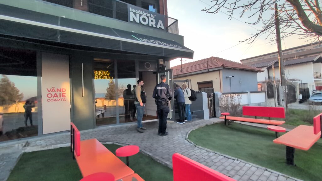 FOTO VIDEO Restaurant din Ovidiu, închis de ANPC: Proprietarul a fugit, iar Horia Constantinescu a chemat poliția WhatsApp Image 2025 03 10 at 17.11.55 2