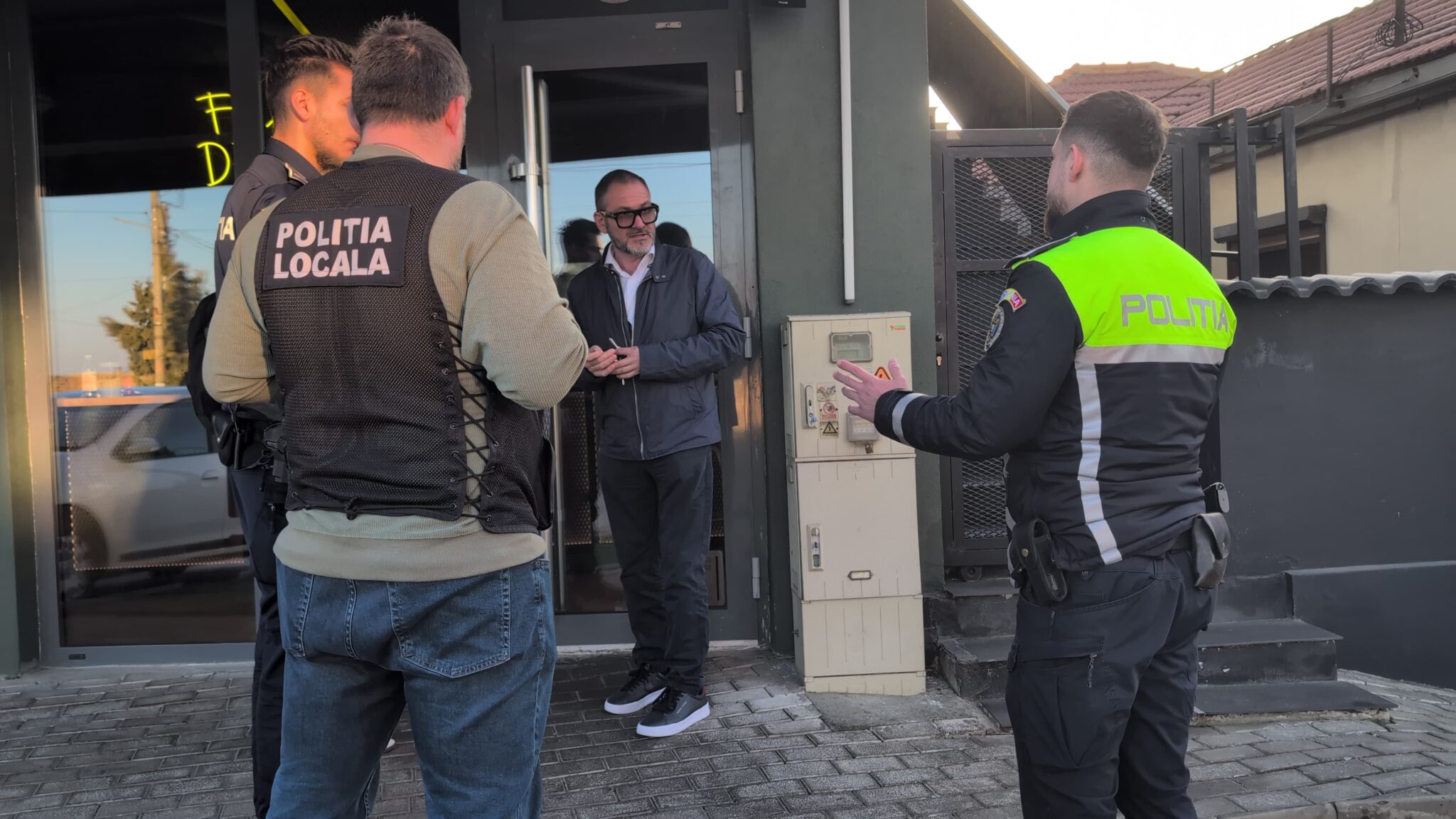 FOTO VIDEO Restaurant din Ovidiu, închis de ANPC: Proprietarul a fugit, iar Horia Constantinescu a chemat poliția WhatsApp Image 2025 03 10 at 17.18.17