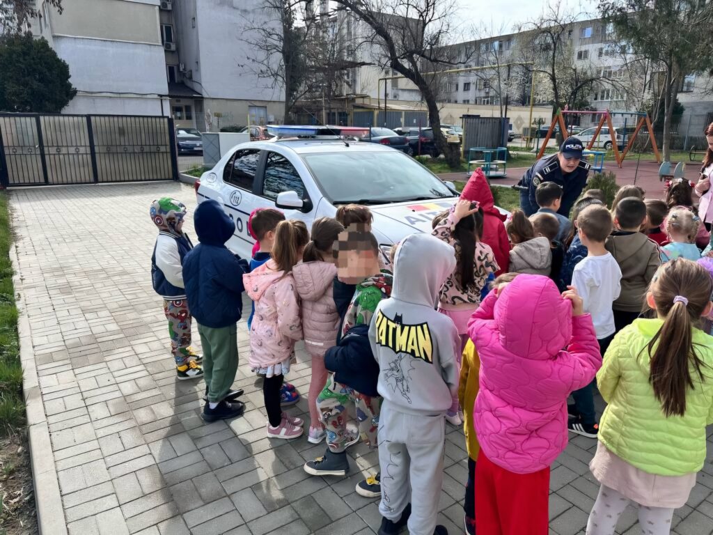 FOTO Polițiștii constănțeni, în vizită la Grădinița Mugurel WhatsApp Image 2025 03 15 at 10.57.01 1