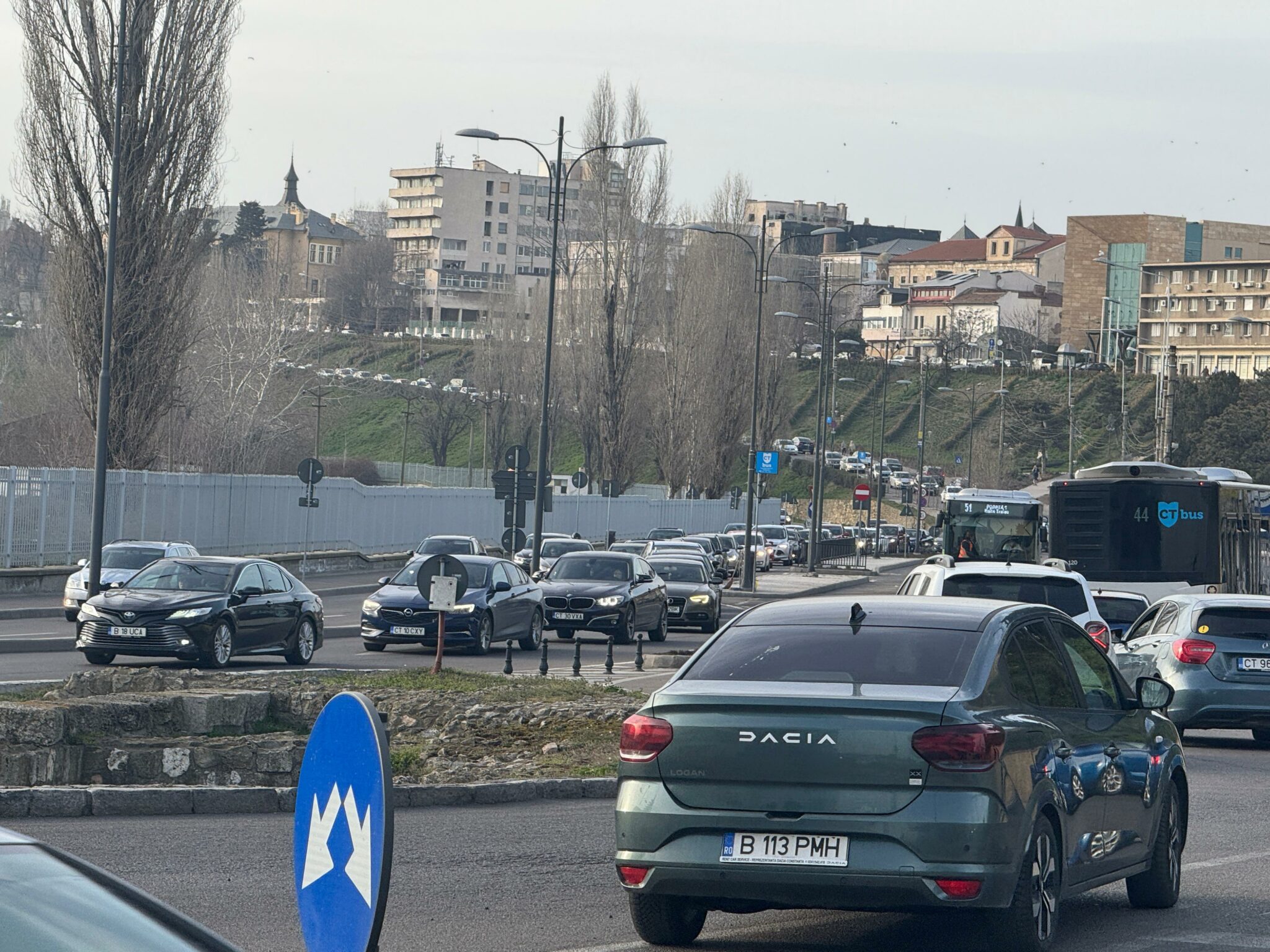 FOTO VIDEO Constănțenii au ieșit la plimbare sâmbătă seara / Se merge bară la bară în zona Cazinoului WhatsApp Image 2025 03 15 at 16.51.47