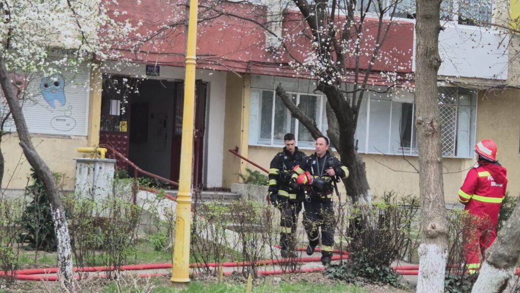 FOTO VIDEO Incendiu la un apartament din zona Tic-Tac / Intervin pompierii UPDATE WhatsApp Image 2025 03 16 at 12.29.04