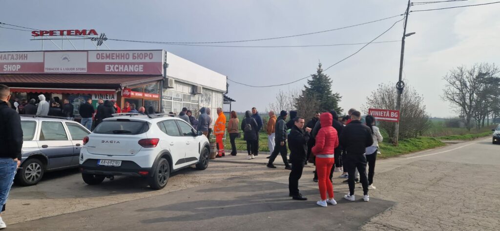 FOTO VIDEO De la 1 aprilie se scumpesc țigările în Bulgaria / Coadă mare la magazinul de la graniță WhatsApp Image 2025 03 16 at 16.28.32 2