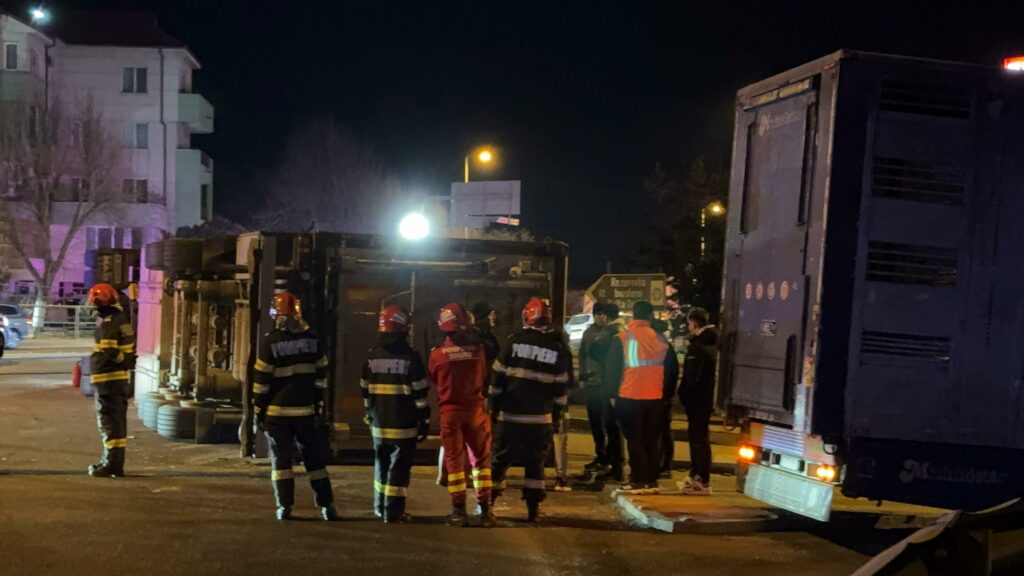 FOTO VIDEO Accident rutier la ieșirea de pe autostrada A4, Ovidiu/ Un TIR care transporta porci s-a răsturnat UPDATE WhatsApp Image 2025 03 19 at 21.03.12