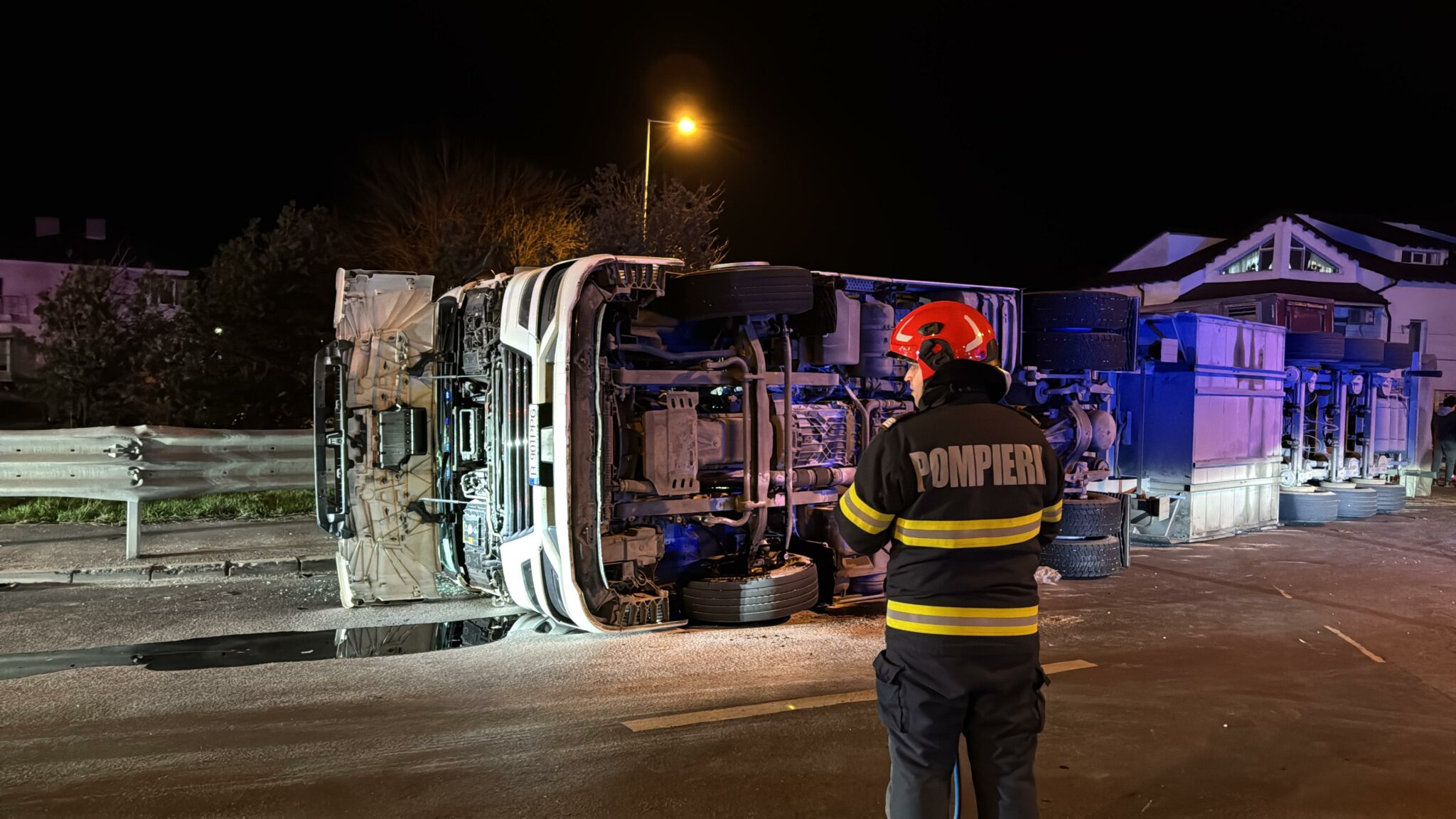 FOTO VIDEO Accident rutier la ieșirea de pe autostrada A4, Ovidiu/ Un TIR care transporta porci s-a răsturnat UPDATE WhatsApp Image 2025 03 19 at 21.14.05