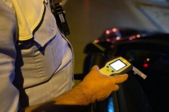 Un șofer s-a răsturnat cu mașina în sensul giratoriu din Olimp/ Era băut și a refuzat prelevarea de probe biologice alcool etilotest drugtest politia actiune trafic 1000x600 1