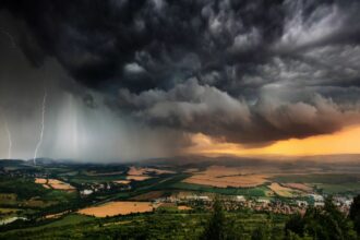 Cod galben și portocaliu de instabilitate atmosferică în Constanța: vijelii, grindină și averse torențiale alerta meteo vijelii