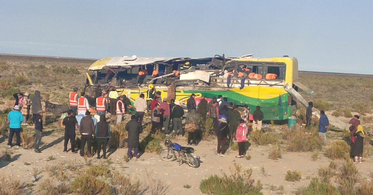 VIDEO Cel puţin 37 de morţi, printre care opt copii, într-un accident produs între două autobuze în Bolivia bolivia accident