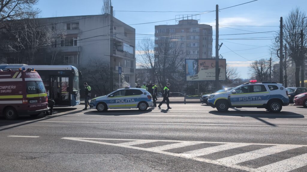 FOTO VIDEO Un pieton a fost lovit de un autobuz, pe bulevardul Tomis c690127c 4d46 4ffc 897d f635fd246a84