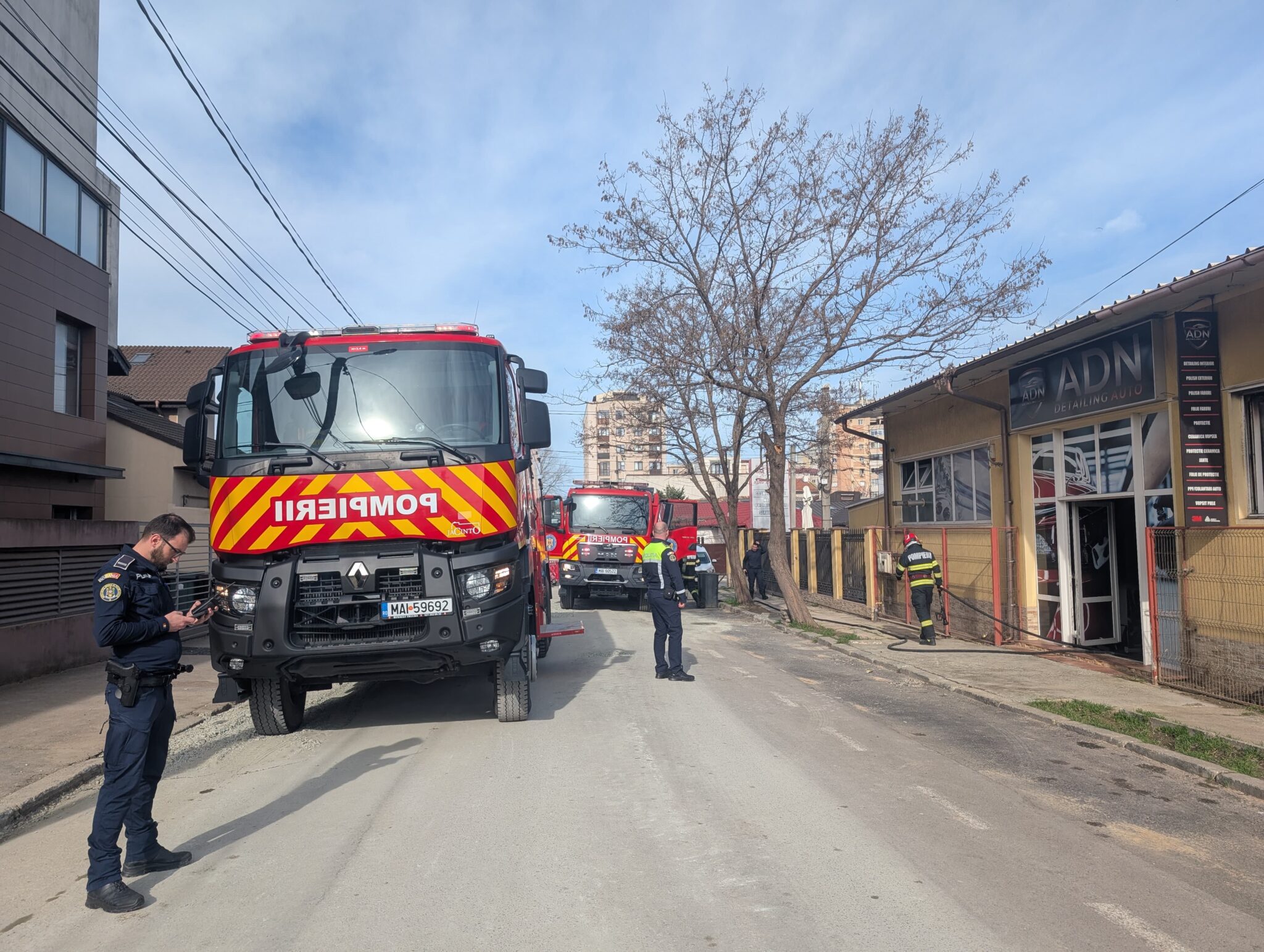FOTO VIDEO Pericol! Un atelier auto din Constanța s-a inundat cu fum UPDATE ca1f889d e1ac 40a5 90ed 01a7e4630303