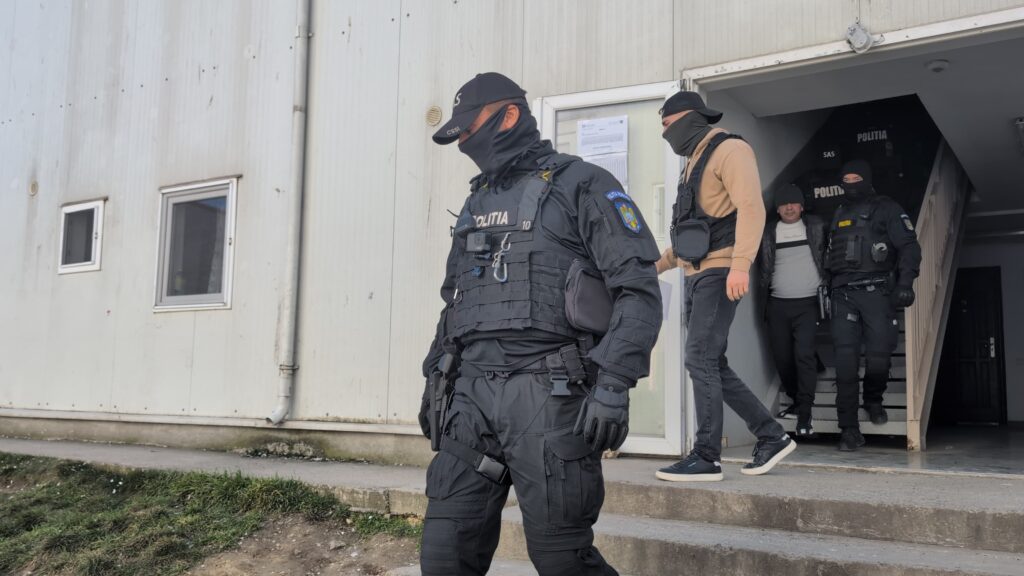 FOTO VIDEO Percheziții în cartierul Henri Coandă/ Bărbat reținut după ce a furat mai multe tablouri de colecție din Italia 6 FOTO VIDEO Percheziții în cartierul Henri Coandă/ Bărbat reținut după ce a furat mai multe tablouri de colecție din Italia ca223b29 3d45 464f ad5d f496e38e0ab5