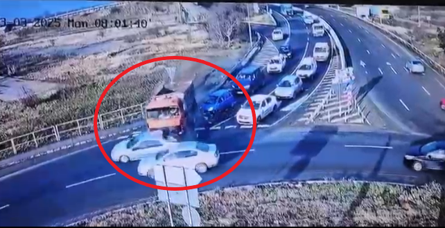 VIDEO Accidentul de la Ovidiu cu un camion și trei autoturisme implicate, surprins de camerele de supraveghere ddddd