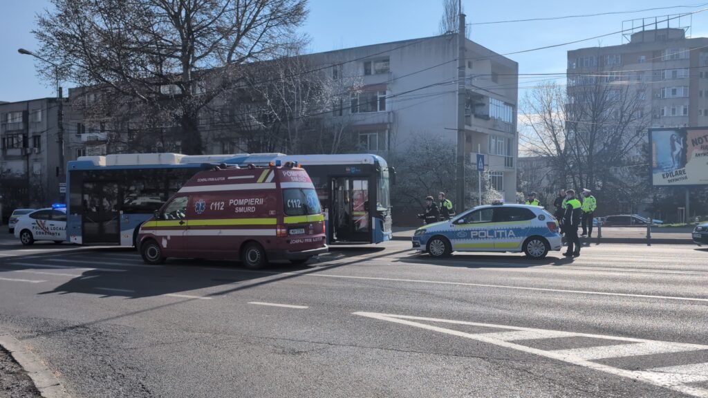 FOTO VIDEO Un pieton a fost lovit de un autobuz, pe bulevardul Tomis de39c997 c32b 4fcd 9200 7a9f365fcb9f