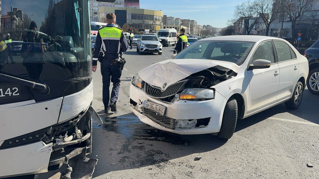 FOTO VIDEO O mașină și un autobuz s-au lovit în intersecția dintre bulevardele Alexandru Lăpușneanu și Tomis e53ac135 df9e 4805 a7dc 77e5b1cce9ca 1