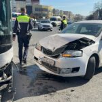 FOTO VIDEO O mașină și un autobuz s-au lovit în intersecția dintre bulevardele Alexandru Lăpușneanu și Tomis e53ac135 df9e 4805 a7dc 77e5b1cce9ca