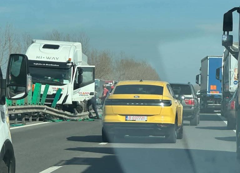 Accident rutier pe A2/ Șoferul unui camion a intrat în parapet e6853732 369d 4bc1 8229 6c288fe27d6d