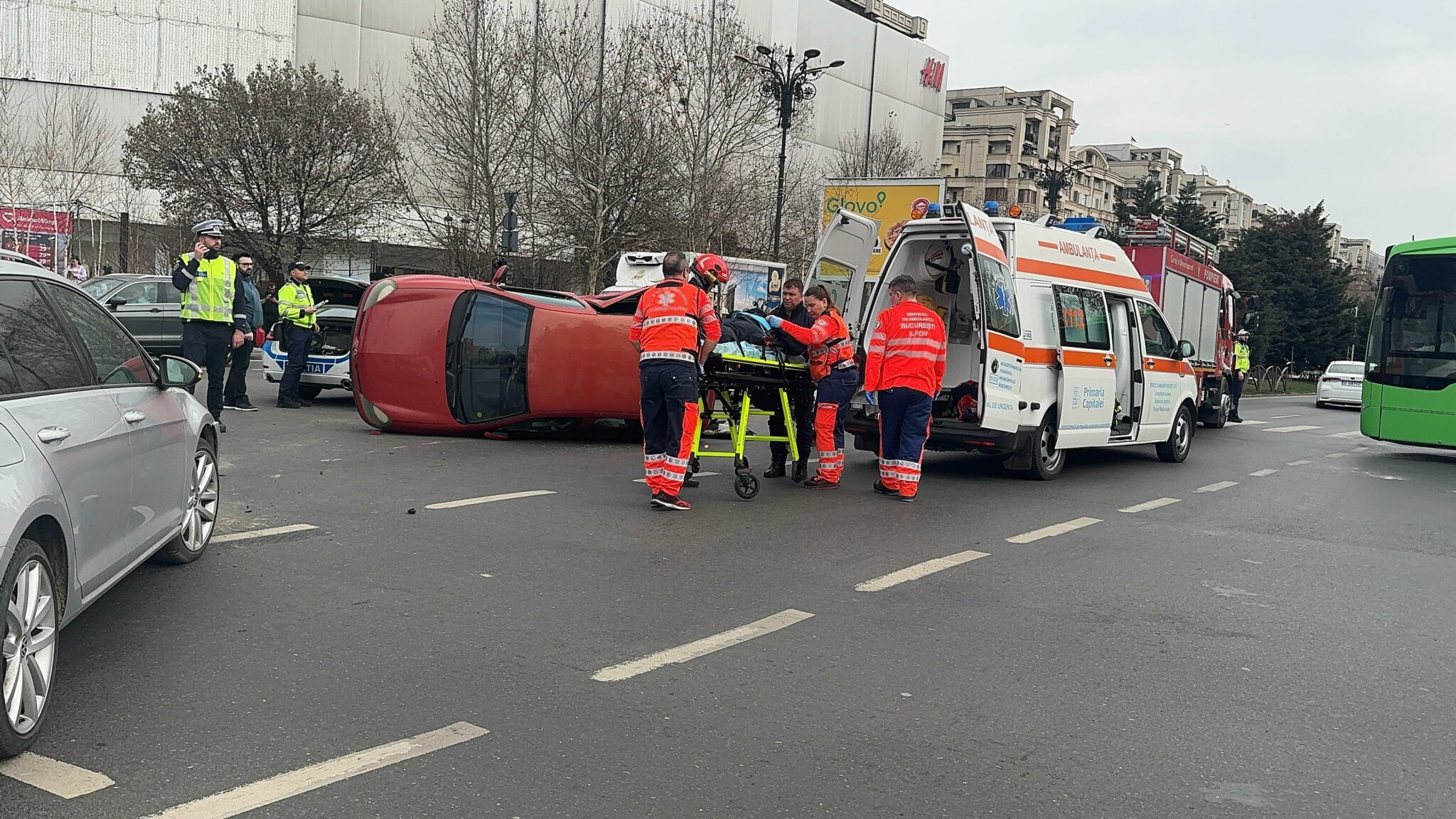 FOTO VIDEO O mașină s-a răsturnat în urma unei coliziuni, la Unirii, în București e9b5b54d 1c19 42f4 948f 9552d30e08f9