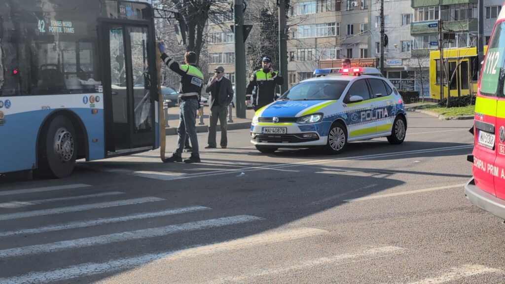 FOTO VIDEO Un pieton a fost lovit de un autobuz, pe bulevardul Tomis ef7cd8f0 f589 4caa 8c1d e0a148d234ba