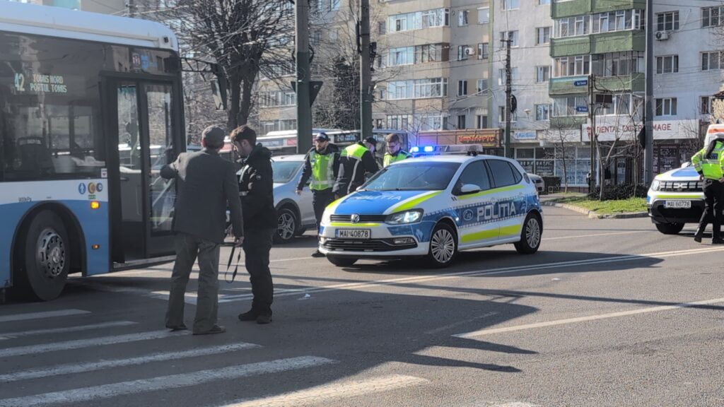 FOTO VIDEO Un pieton a fost lovit de un autobuz, pe bulevardul Tomis efe49c3c f2f1 4c40 9d92 b8f265c83deb