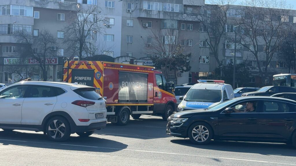 FOTO VIDEO O mașină și un autobuz s-au lovit în intersecția dintre bulevardele Alexandru Lăpușneanu și Tomis ff735f0a bb29 4af2 b007 1de0ee7515b3