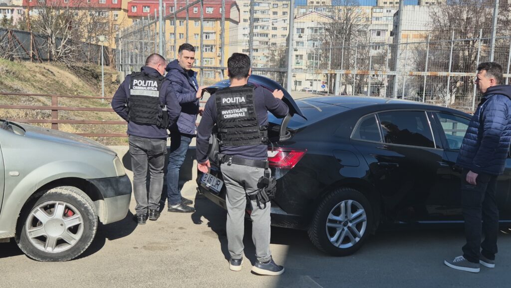 FOTO VIDEO Percheziții în cartierul Henri Coandă/ Bărbat reținut după ce a furat mai multe tablouri de colecție din Italia 7 FOTO VIDEO Percheziții în cartierul Henri Coandă/ Bărbat reținut după ce a furat mai multe tablouri de colecție din Italia ff7f440d 95ef 4530 a6cc 011513be6aec