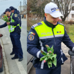 FOTO VIDEO Flori și zâmbete de 1 Martie, pentru participantele la trafic, oferite de polițiștii rutieri din Constanța flori 1 martie politisti constanta