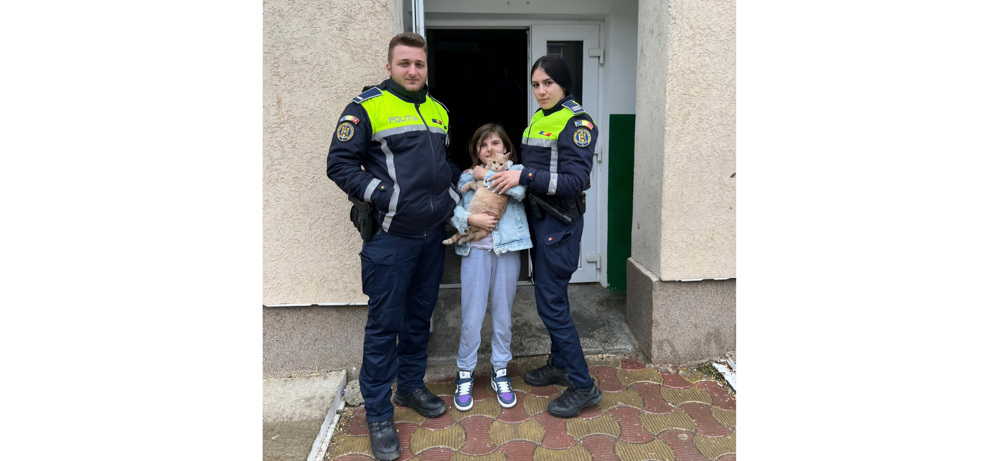 Polițiștii constănțeni au făcut fericită o fetiță din Hârșova care și-a pierdut pisica pisica fetita harsova