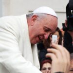 Papa Francisc a transmis un mesaj de pe patul de spital: „Trec printr-o perioadă de încercare” pope francis 707390 1920