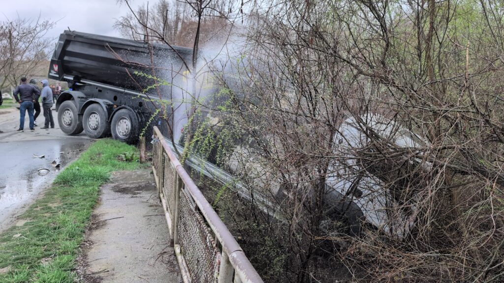 VIDEO FOTO Accident rutier grav între un TIR și un autoturism la Sibioara/ Un tânăr de 19 ani a ajuns la spital UPDATE sdsa