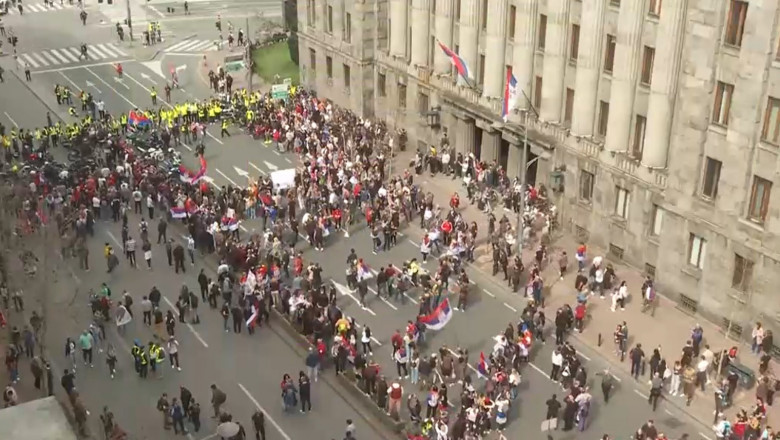 Proteste anti-Vucic în Serbia / O mașină a intrat în mulțime / Trei oameni au fost răniți serbia protest