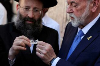 Noul ambasador al SUA în Israel a depus la Zidul Plângerii un mesaj de pace scris de Donald Trump 20250418103534 961068