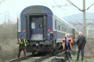 Accident feroviar în Bușteni/ Un tren cu peste 400 de pasageri a lovit un camion 62531246